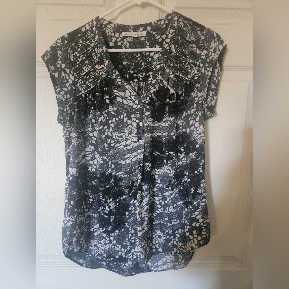 Women's size Medium Daniel Rainn Top